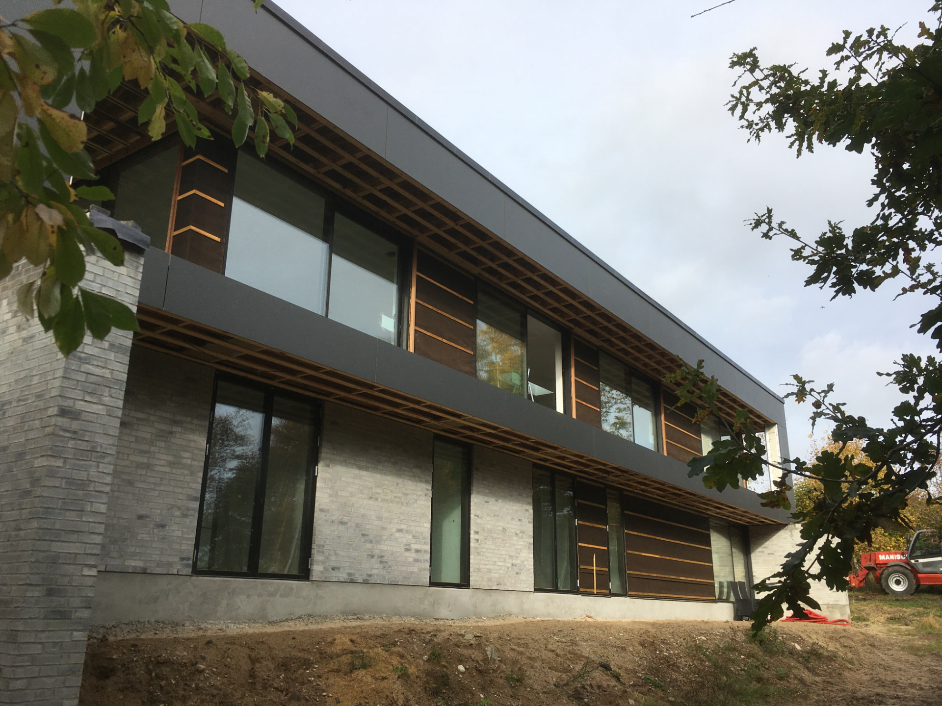 Færdig facade med vinduer og detaljer