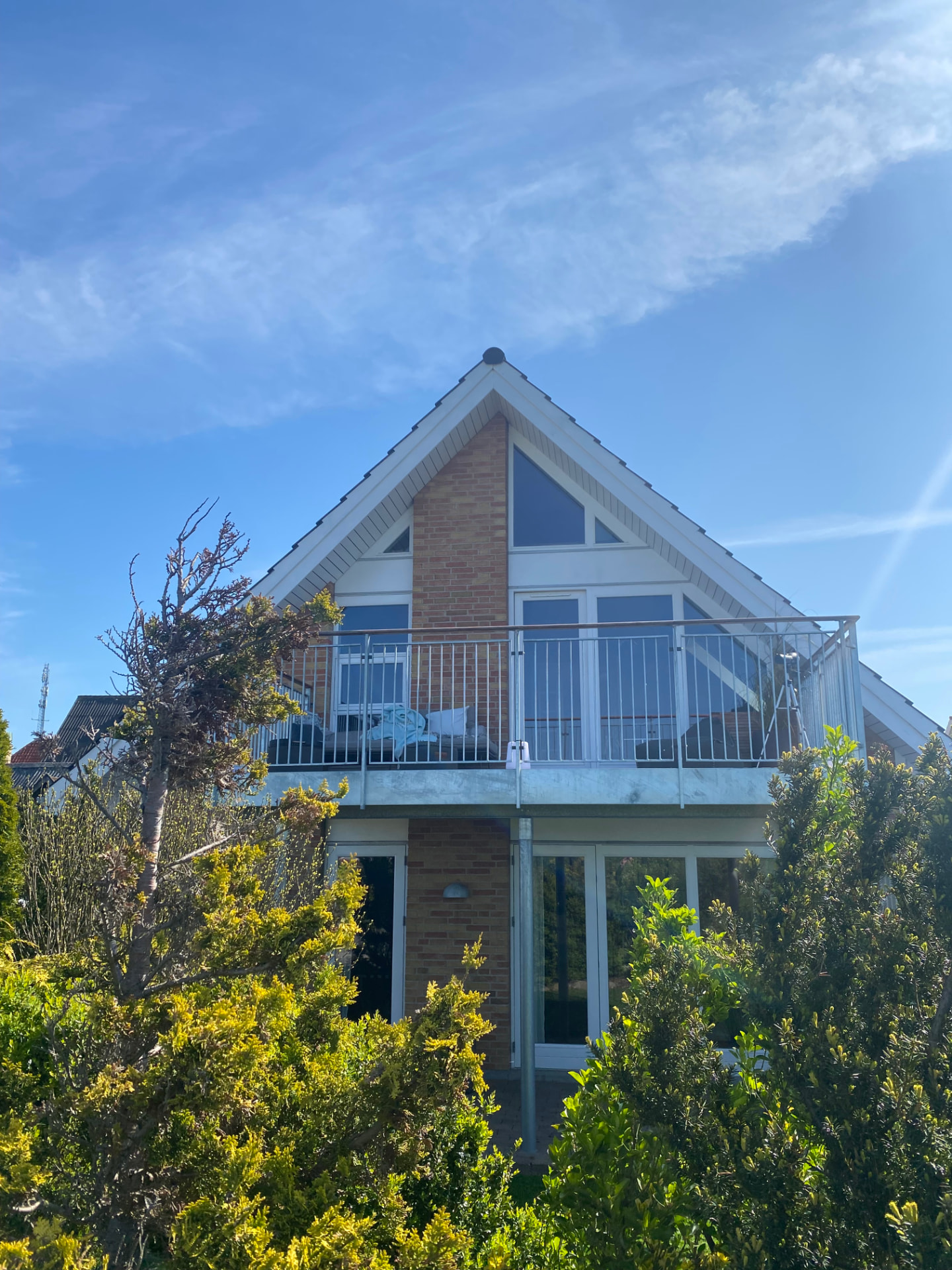 Hus med altan set fra haven