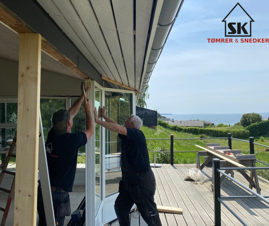Tømrere monterer nye vinduer ved renovering