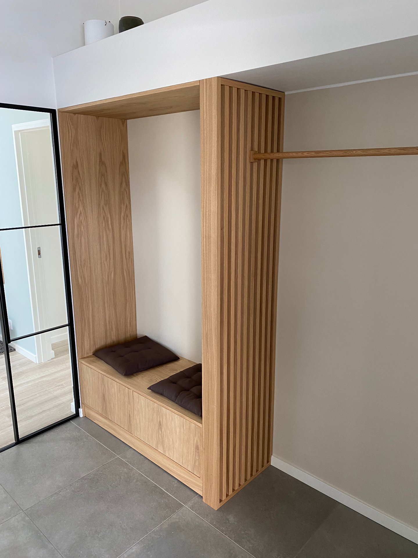 Entré med garderobe og trælameller